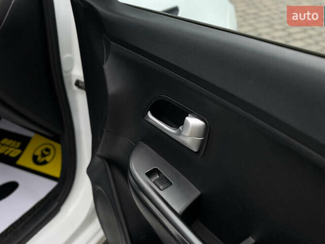 Белый Киа Рио, объемом двигателя 1.4 л и пробегом 200 тыс. км за 6900 $, фото 20 на Automoto.ua