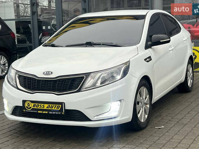 Белый Киа Рио, объемом двигателя 1.59 л и пробегом 150 тыс. км за 7100 $, фото 2 на Automoto.ua