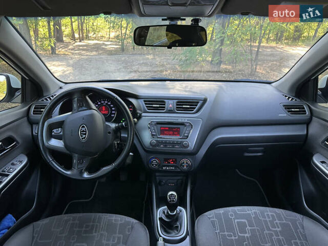 Белый Киа Рио, объемом двигателя 1.59 л и пробегом 109 тыс. км за 9500 $, фото 5 на Automoto.ua