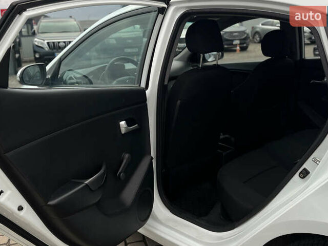 Белый Киа Рио, объемом двигателя 1.4 л и пробегом 200 тыс. км за 6900 $, фото 21 на Automoto.ua