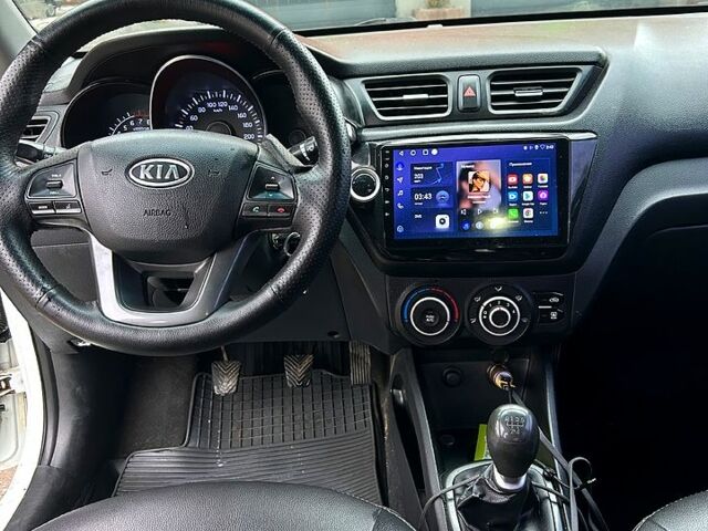 Белый Киа Рио, объемом двигателя 1.4 л и пробегом 256 тыс. км за 5200 $, фото 6 на Automoto.ua
