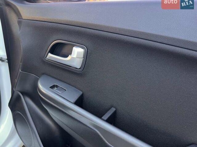 Білий Кіа Ріо, об'ємом двигуна 1.59 л та пробігом 48 тис. км за 10200 $, фото 18 на Automoto.ua