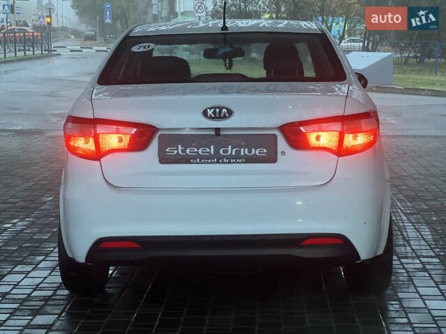 Белый Киа Рио, объемом двигателя 1.4 л и пробегом 150 тыс. км за 6499 $, фото 5 на Automoto.ua