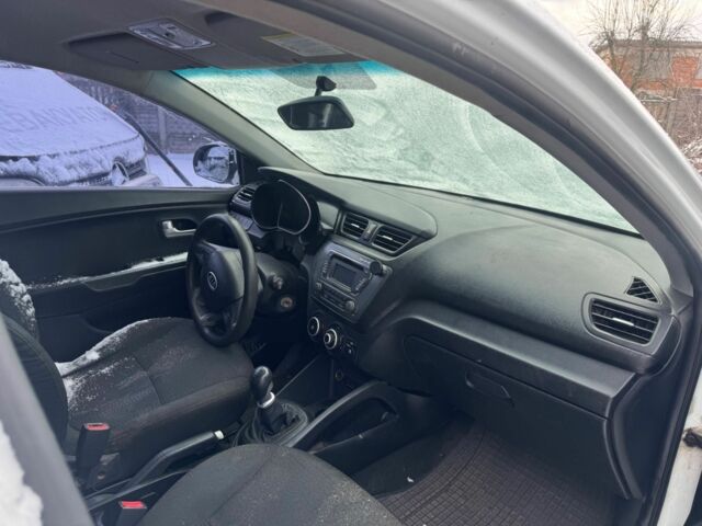 Белый Киа Рио, объемом двигателя 1.4 л и пробегом 175 тыс. км за 2800 $, фото 4 на Automoto.ua