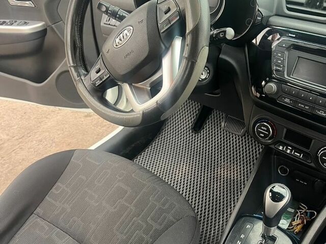 Белый Киа Рио, объемом двигателя 1.6 л и пробегом 200 тыс. км за 7500 $, фото 2 на Automoto.ua