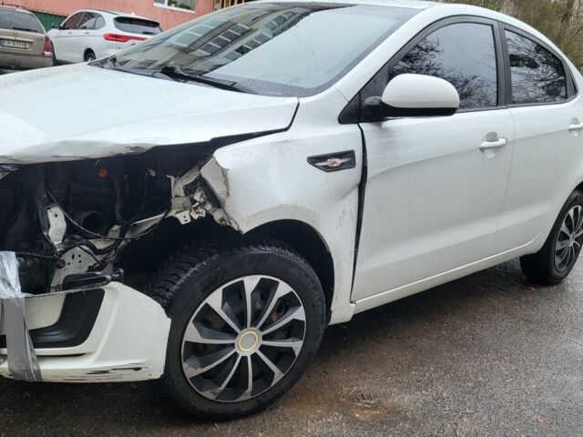 Білий Кіа Ріо, об'ємом двигуна 1.4 л та пробігом 220 тис. км за 6100 $, фото 3 на Automoto.ua