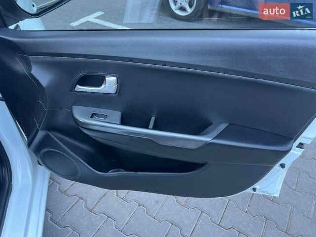 Білий Кіа Ріо, об'ємом двигуна 1.4 л та пробігом 171 тис. км за 6800 $, фото 26 на Automoto.ua