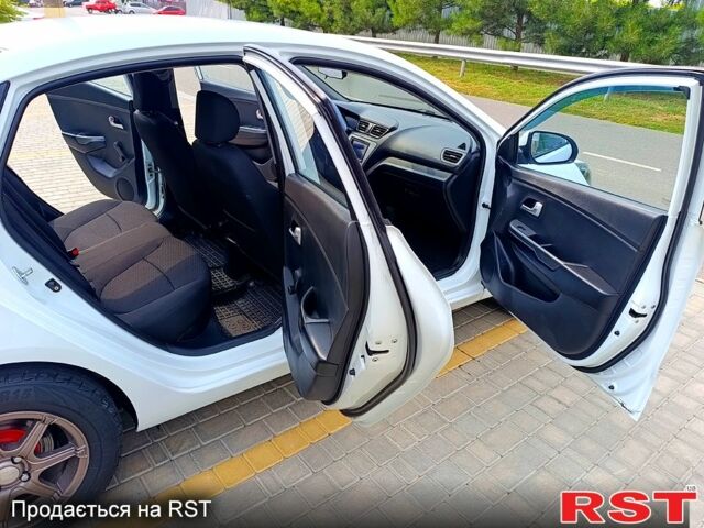Білий Кіа Ріо, об'ємом двигуна 1.4 л та пробігом 99 тис. км за 6500 $, фото 10 на Automoto.ua