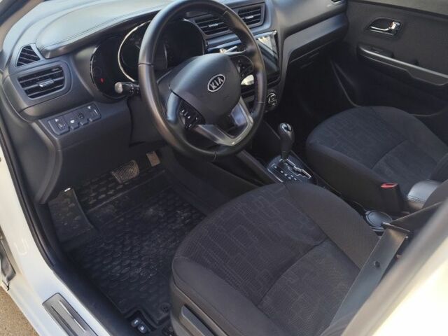 Белый Киа Рио, объемом двигателя 1.6 л и пробегом 198 тыс. км за 8000 $, фото 6 на Automoto.ua