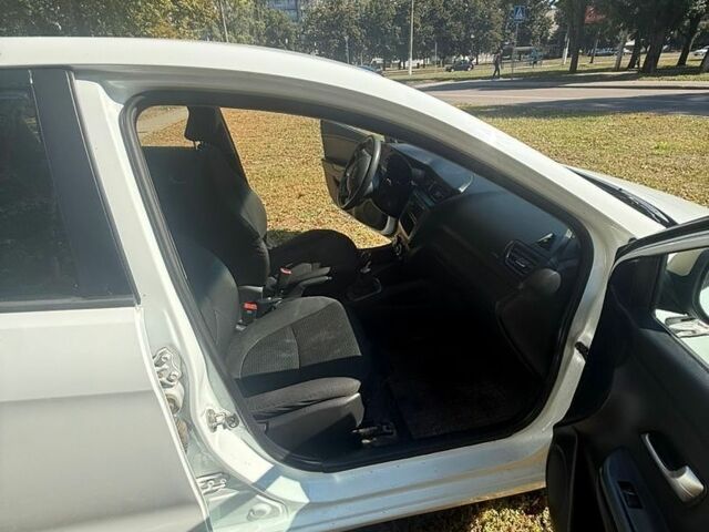 Белый Киа Рио, объемом двигателя 1.4 л и пробегом 192 тыс. км за 5500 $, фото 8 на Automoto.ua