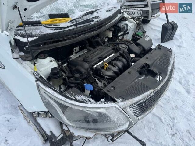Белый Киа Рио, объемом двигателя 1.4 л и пробегом 175 тыс. км за 2800 $, фото 5 на Automoto.ua