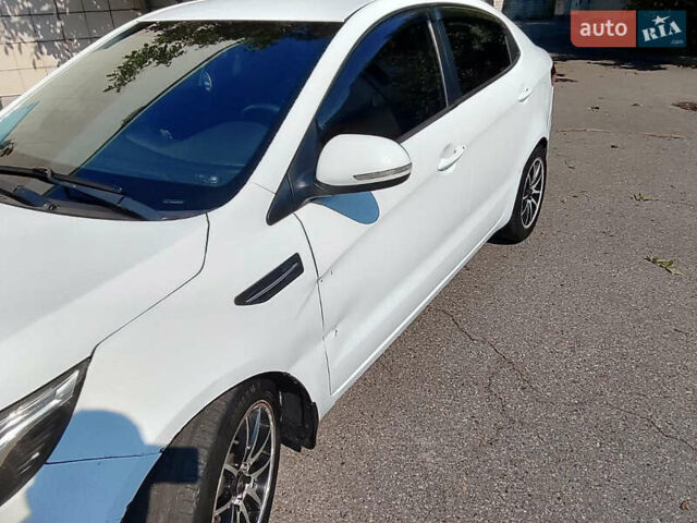 Білий Кіа Ріо, об'ємом двигуна 1.6 л та пробігом 206 тис. км за 6600 $, фото 3 на Automoto.ua
