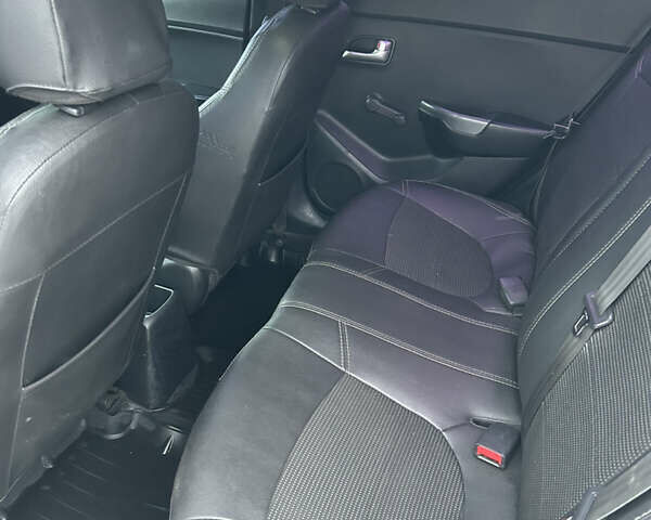 Белый Киа Рио, объемом двигателя 1.4 л и пробегом 315 тыс. км за 5300 $, фото 8 на Automoto.ua