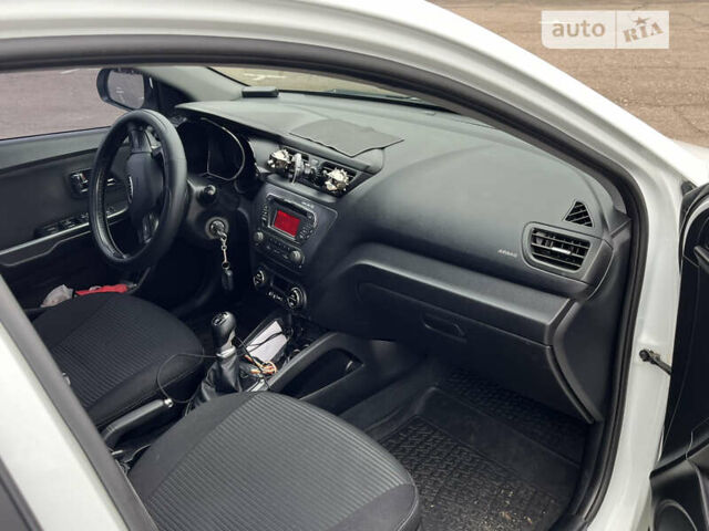 Белый Киа Рио, объемом двигателя 1.59 л и пробегом 290 тыс. км за 8000 $, фото 6 на Automoto.ua