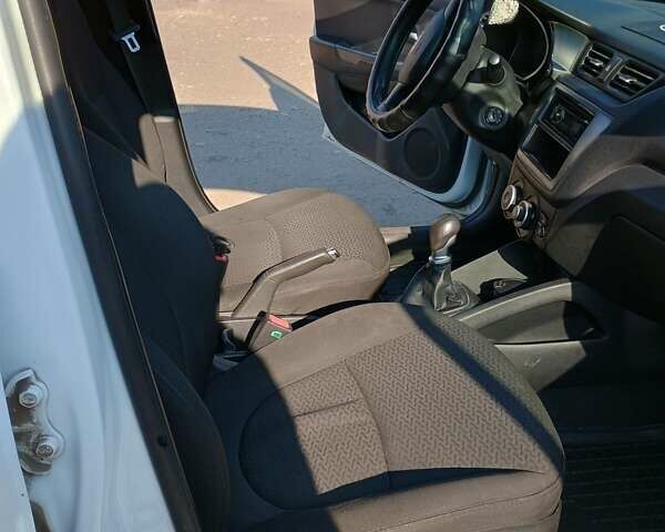 Белый Киа Рио, объемом двигателя 1.4 л и пробегом 224 тыс. км за 7200 $, фото 6 на Automoto.ua