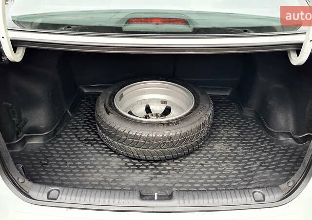 Белый Киа Рио, объемом двигателя 1.59 л и пробегом 159 тыс. км за 8800 $, фото 16 на Automoto.ua