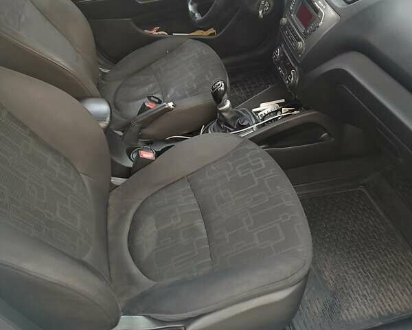 Белый Киа Рио, объемом двигателя 1.59 л и пробегом 208 тыс. км за 6500 $, фото 6 на Automoto.ua