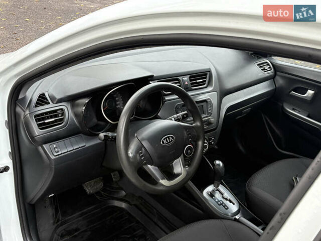 Кіа Ріо 2012 у Никополе на Automoto.ua Білий Кіа Ріо, об'ємом двигуна 1.4 л та пробігом 168 тис. км за 7500 $, фото 9 на Automoto.ua
