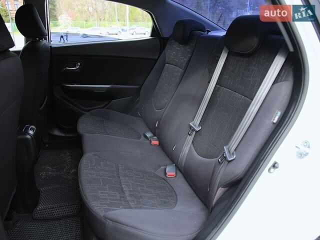 Белый Киа Рио, объемом двигателя 1.6 л и пробегом 127 тыс. км за 8600 $, фото 9 на Automoto.ua