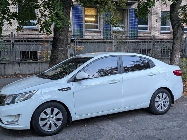 Белый Киа Рио, объемом двигателя 1.6 л и пробегом 160 тыс. км за 8000 $, фото 1 на Automoto.ua