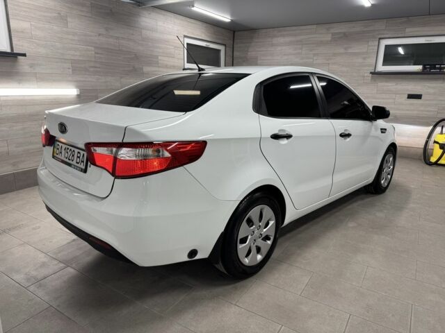 Белый Киа Рио, объемом двигателя 1.4 л и пробегом 167 тыс. км за 7500 $, фото 4 на Automoto.ua