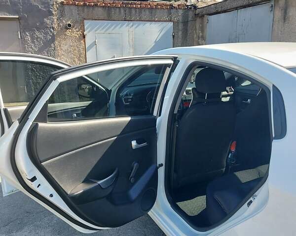 Білий Кіа Ріо, об'ємом двигуна 1.4 л та пробігом 69 тис. км за 8999 $, фото 12 на Automoto.ua