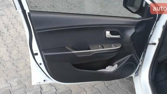 Белый Киа Рио, объемом двигателя 1.4 л и пробегом 168 тыс. км за 6800 $, фото 7 на Automoto.ua