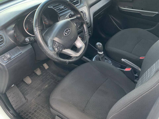 Білий Кіа Ріо, об'ємом двигуна 1.4 л та пробігом 175 тис. км за 6600 $, фото 5 на Automoto.ua