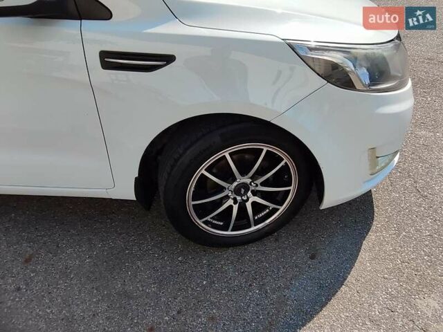 Білий Кіа Ріо, об'ємом двигуна 1.6 л та пробігом 202 тис. км за 6500 $, фото 14 на Automoto.ua