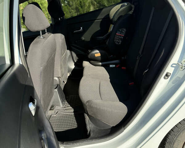 Белый Киа Рио, объемом двигателя 1.4 л и пробегом 118 тыс. км за 7500 $, фото 14 на Automoto.ua