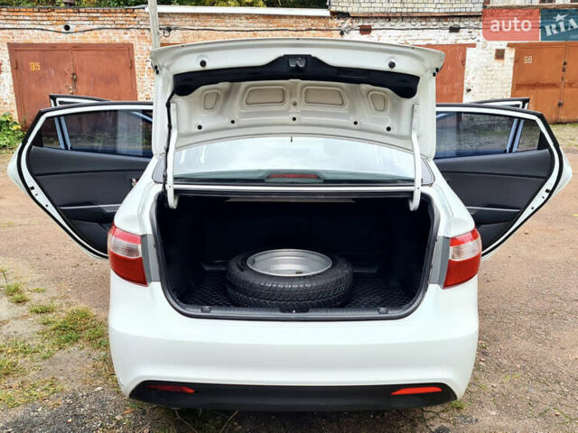Белый Киа Рио, объемом двигателя 1.59 л и пробегом 159 тыс. км за 8800 $, фото 17 на Automoto.ua
