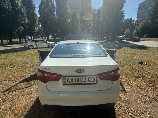 Белый Киа Рио, объемом двигателя 1.4 л и пробегом 192 тыс. км за 5500 $, фото 1 на Automoto.ua