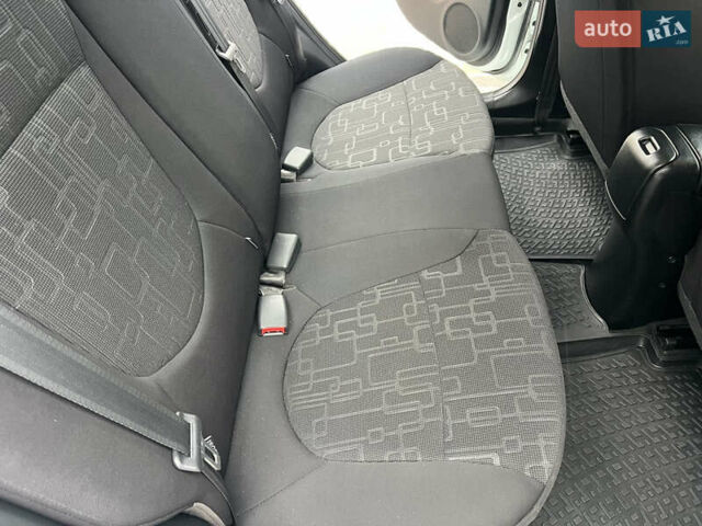 Белый Киа Рио, объемом двигателя 1.6 л и пробегом 42 тыс. км за 9600 $, фото 55 на Automoto.ua