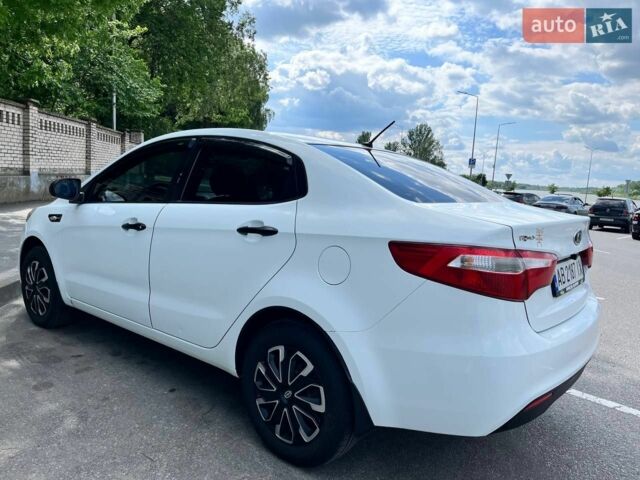 Белый Киа Рио, объемом двигателя 1.4 л и пробегом 220 тыс. км за 6900 $, фото 2 на Automoto.ua