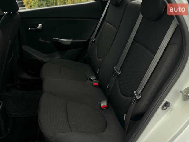 Белый Киа Рио, объемом двигателя 1.4 л и пробегом 200 тыс. км за 6900 $, фото 22 на Automoto.ua