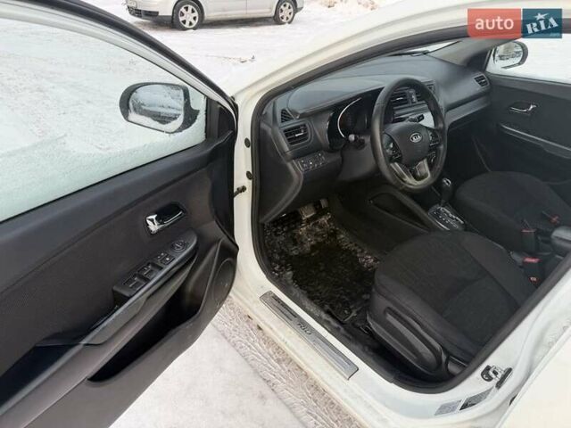 Білий Кіа Ріо, об'ємом двигуна 1.6 л та пробігом 196 тис. км за 7800 $, фото 4 на Automoto.ua