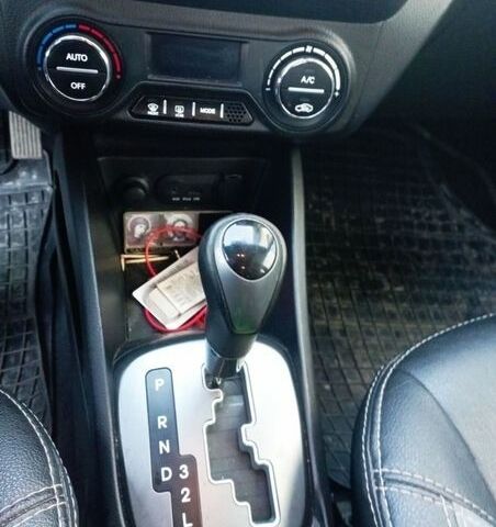 Білий Кіа Ріо, об'ємом двигуна 1.6 л та пробігом 150 тис. км за 7000 $, фото 29 на Automoto.ua