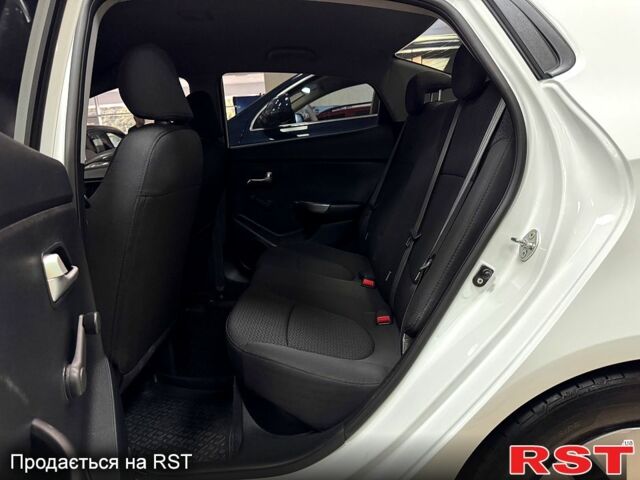 Белый Киа Рио, объемом двигателя 1.4 л и пробегом 167 тыс. км за 7500 $, фото 4 на Automoto.ua