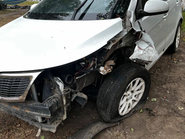 Білий Кіа Ріо, об'ємом двигуна 1.4 л та пробігом 180 тис. км за 3000 $, фото 1 на Automoto.ua