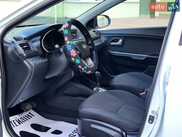 Белый Киа Рио, объемом двигателя 1.4 л и пробегом 142 тыс. км за 9300 $, фото 17 на Automoto.ua