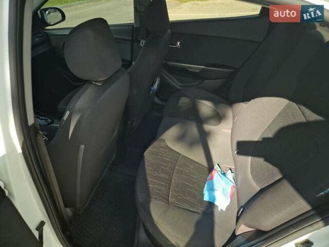 Білий Кіа Ріо, об'ємом двигуна 1.6 л та пробігом 200 тис. км за 8000 $, фото 3 на Automoto.ua