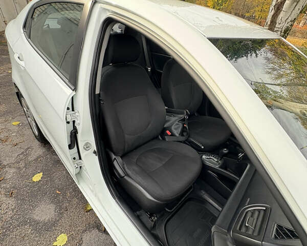 Кіа Ріо 2012 у Никополе на Automoto.ua Білий Кіа Ріо, об'ємом двигуна 1.4 л та пробігом 168 тис. км за 7500 $, фото 14 на Automoto.ua