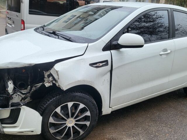 Білий Кіа Ріо, об'ємом двигуна 1.4 л та пробігом 220 тис. км за 6100 $, фото 2 на Automoto.ua