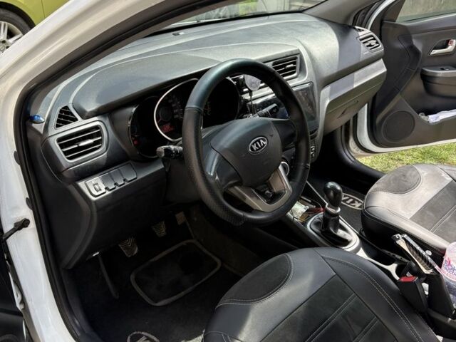 Белый Киа Рио, объемом двигателя 1.4 л и пробегом 263 тыс. км за 7700 $, фото 7 на Automoto.ua