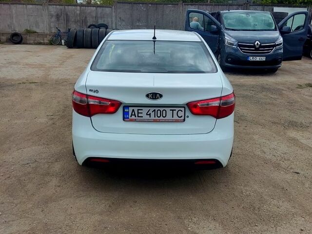 Белый Киа Рио, объемом двигателя 1.4 л и пробегом 206 тыс. км за 5500 $, фото 1 на Automoto.ua
