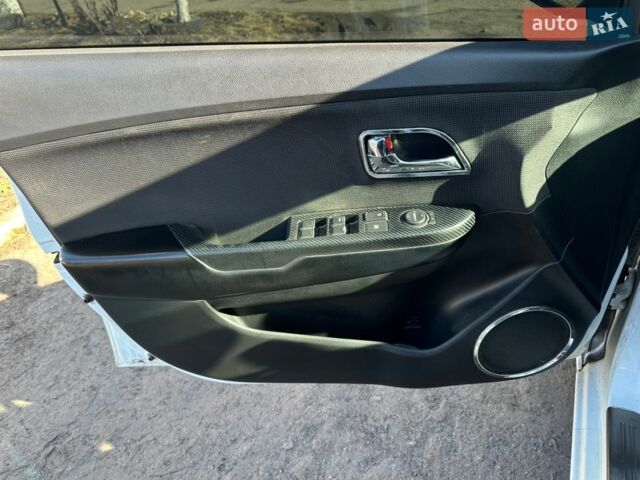 Белый Киа Рио, объемом двигателя 1.59 л и пробегом 221 тыс. км за 5800 $, фото 13 на Automoto.ua