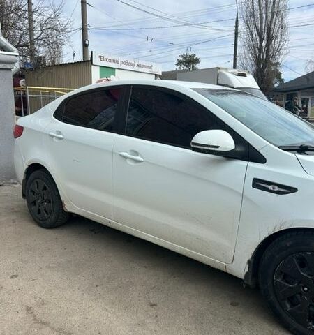 Белый Киа Рио, объемом двигателя 1.4 л и пробегом 315 тыс. км за 4999 $, фото 2 на Automoto.ua