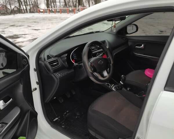 Білий Кіа Ріо, об'ємом двигуна 1.4 л та пробігом 98 тис. км за 8600 $, фото 6 на Automoto.ua