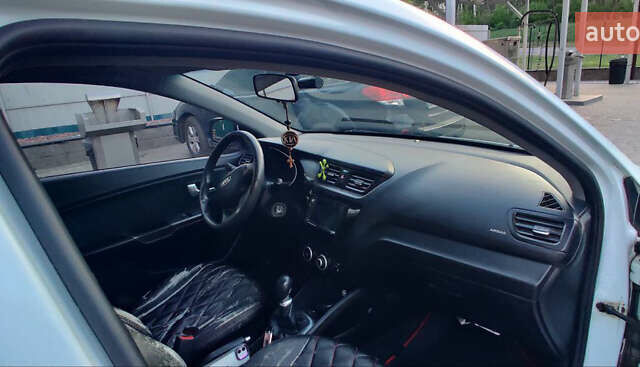 Белый Киа Рио, объемом двигателя 1.4 л и пробегом 195 тыс. км за 6200 $, фото 9 на Automoto.ua