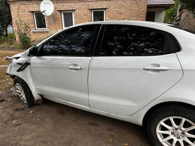 Білий Кіа Ріо, об'ємом двигуна 1.4 л та пробігом 180 тис. км за 3000 $, фото 4 на Automoto.ua